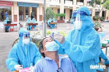 Xét nghiệm nhanh COVID-19 vào thời điểm đỉnh dịch 2021 tại huyện Bình Chánh, TP.HCM