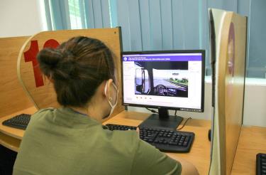 Học viên thực hành phần thi mô phỏng bằng lái ô tô