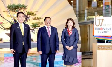 Thủ tướng Nhật Bản Kishida Fumio và phu nhân đón Thủ tướng Phạm Minh Chính đến dự Hội nghị thượng đỉnh G7 mở rộng