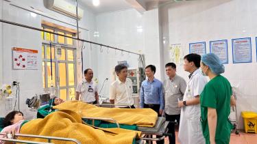 Đoàn công tác khảo sát thực tế tại các khoa, phòng

