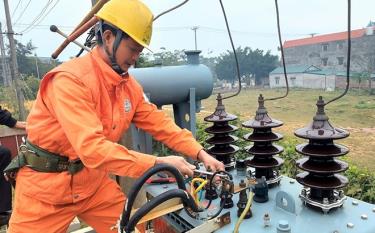 TP. Móng Cái cắt điện để đấu nối đường dây 110kv Móng Cái- Đông Hưng.