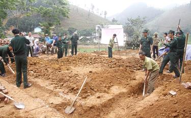 Ban Liên lạc Cựu chiến binh F356 Yên Bái hỗ trợ Cựu chiến binh Hoàng Văn Kết, thôn Làng Quạch, xã Ngòi A, huyện Văn Yên làm nhà mới hồi tháng 4/2023.