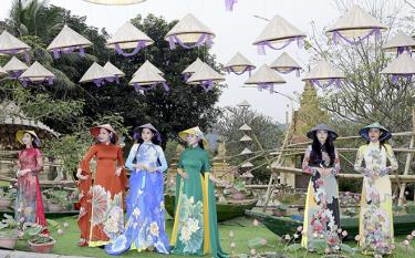 Màn trình diễn áo dài của các nhà thiết kế