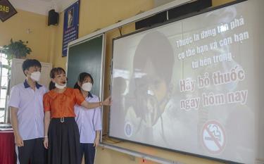 Cô và trò Trường THCS Lê Hồng Phong, thành phố Yên Bái tìm hiểu về Luật Phòng chống tác hại của thuốc lá.