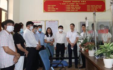 Đại biểu link vào dafabet huyện, thị xã thăm quan mô hình “Chính quyền thân thiện” xã Âu Lâu.
