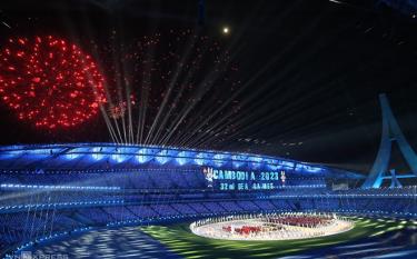 Pháo hoa rực sáng trên sân khi Thủ tướng Hun Sen tuyên bố khai mạc SEA Games 32.