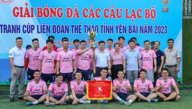 Ban tổ chức trao cờ và cúp cho đội bóng huyện Yên Bình đoạt chức vô địch.
