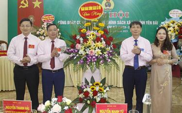 Đồng chí Nguyễn Mạnh Tú - Ủy viên Ban Thường vụ Đảng ủy Ngân hàng CSXH Trung ương, Trưởng Ban Kiểm soát Ngân hàng CSXH Việt Nam tặng hoa chúc mừng Đại hội.