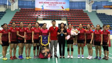 Chủ tịch Hội LHPN tỉnh Nguyễn Thị Bích Nhiệm trao giải Nhất cho đội bóng của Hội LHPN huyện Lục Yên.
