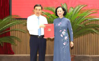 Bà Trương Thị Mai trao quyết định cho ông Nguyễn Mạnh Dũng.