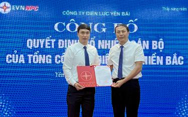 Đồng chí Cao Bình Định - Giám đốc Công ty Điện lực Yên Bái (phải) trao Quyết định bổ nhiệm đồng chí Nguyễn Xuân Thủy giữ chức Phó Giám đốc Công ty Điện lực Yên Bái.