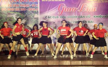 Nhóm Rumba Hường Linh sôi động trong điệu Amio.