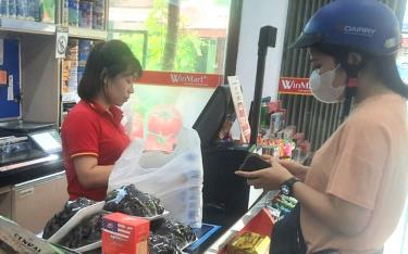 Các cơ sở kinh doanh trên địa bàn thành phố Yên Bái thực hiện sử dụng hóa đơn điện tử khởi tạo từ máy tính tiền.