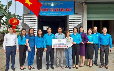 Đồng chí Nguyễn Chương Phát - Chủ tịch LĐLĐ tỉnh trao hỗ trợ nhà “Mái ấm công đoàn” cho đoàn viên Trần Thị Lan Anh, CĐCS Trung tâm Y tế huyện link dafabet Bình.