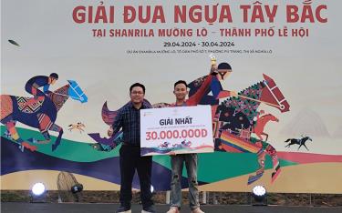 Ban tổ chức trao giải Nhất cho kỵ sỹ Nông Văn Nghing, đội Tuyên Quang