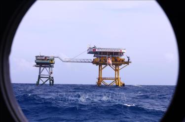 Nhà giàn DK1/17 (Phúc Tần) hiên ngang giữa sóng biển khơi. Ảnh tư liệu