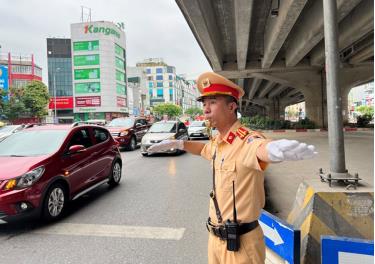 Lực lượng cảnh sát giao thông phân luồng, điều tiết giao thông.