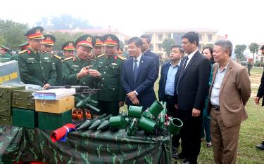 Đồng chí Ngô Hạnh Phúc  - Ủy viên Ban Thường vụ Tỉnh ủy, Phó Chủ tịch UBND tỉnh (thứ tư từ trái sang) cùng lãnh đạo Bộ Chỉ huy Quân sự tỉnh tham quan mô hình vũ khí thực hành huấn luyện tại Lễ ra quân huấn luyện tỉnh Yên Bái năm 2024.