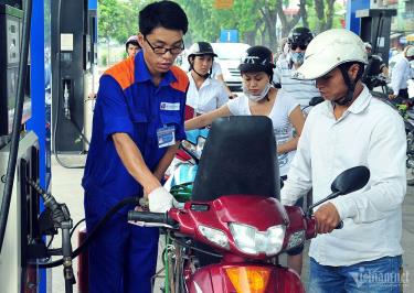 Giá xăng được điều chỉnh tăng.