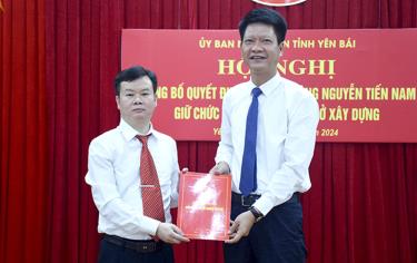Đồng chí Phó Chủ tịch Thường trực UBND tỉnh Nguyễn Thế Phước trao quyết định bổ nhiệm tân Phó Giám đốc Sở Xây dựng cho đồng chí Nguyễn Tiến Nam.