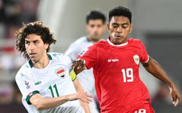 U23 Iraq (áo trắng) dự Thế vận hội mùa hè 2024.