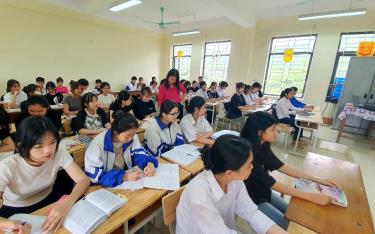 Giờ ôn tập môn Ngữ Văn của cô và trò Trường THPT Mai Sơn.