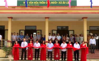 Các đại biểu cắt băng khánh thành Nhà văn hoá thôn Cửa Ngòi, xã Âu Lâu.