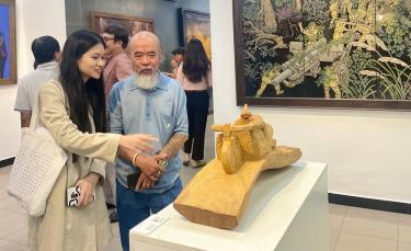 Khách tham quan Triển lãm mỹ thuật kỷ niệm 70 năm Chiến thắng Điện Biên Phủ. Ảnh: Thụy Du