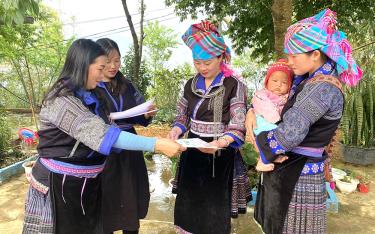 Cán bộ Hội Phụ nữ xã Chế Cu Nha tuyên truyền phổ biến giáo dục pháp luật phòng, chống mua bán người cho hội viên.