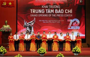 Các đại biểu cắt băng khai trương Trung tâm Báo chí Kỷ niệm 70 năm Chiến thắng Điện Biên Phủ