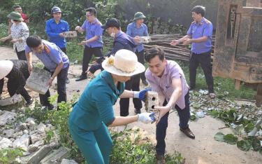 Cán bộ xã Yên Thái và các ngành chức năng của huyện tham gia “Ngày cuối tuần cùng dân”.