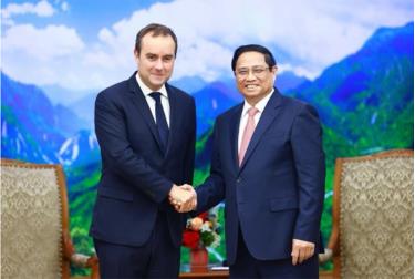 Thủ tướng Phạm Minh Chính và Bộ trưởng Bộ Quân đội Cộng hòa Pháp Sébastien Lecornu.