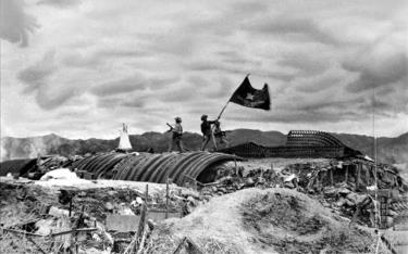 Chiều 7/5/1954, lá cờ 