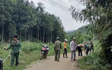 Hội viên cựu chiến binh xã Yên Thái, tham gia “Ngày cuối tuần cùng dân”.