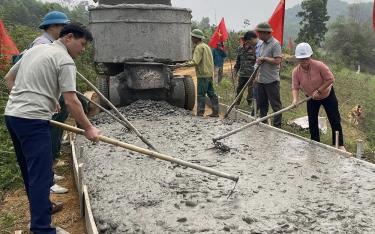 Nhân dân xã Đại Đồng kiên cố hóa đường nông thôn.