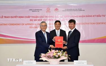 Chủ tịch UBND tỉnh Yên Bái Trần Huy Tuấn đã trao Quyết định chấp thuận chủ trương đầu tư cho Chủ tịch kiêm Tổng giám đốc Tập đoàn Erex Honna Hitoshi.