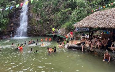 Thác Mộng Mơ, huyện Văn Chấn thu hút khách ngày hè.
