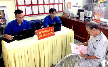 Đội thanh niên tình nguyện thị trấn Mậu A hướng dẫn giúp đỡ người dân giải quyết các thủ tục hành m88 đăng nhập tại Bộ phận Phục vụ hành m88 đăng nhập công.