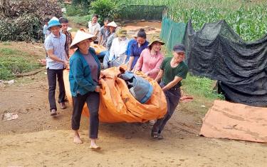 Cán bộ cùng với người dân thôn Trung Tâm, xã Đại Phác thực hiện phong trào “2 chung, 5 cùng, 1 đích đến” gắn với phong trào 