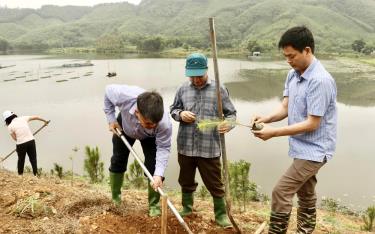 Lãnh đạo huyện Trấn Yên tham gia chương trình 