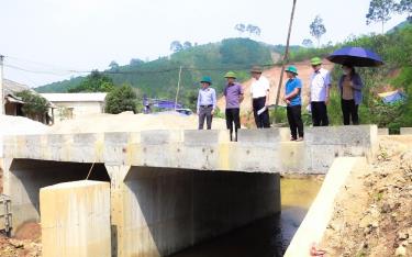 Lãnh đạo huyện Văn Yên kiểm tra công tác phát triển GTNT tại xã Châu Quế Hạ.