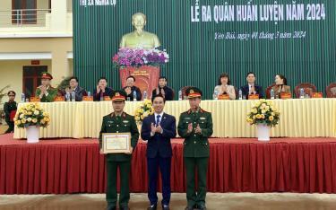 Thừa ủy quyền của Bộ tư lệnh Quân khu 2 đồng chí Đỗ Việt Bách - Bí thư Thị ủy, Bí thư Đảng ủy quân sự thị xã Nghĩa Lộ trao Quyết định công nhận Ban CHQS thị xã Nghĩa Lộ là Đơn vị vững mạnh toàn diện “Mẫu mực tiêu biểu” và Huấn luyện giỏi”.