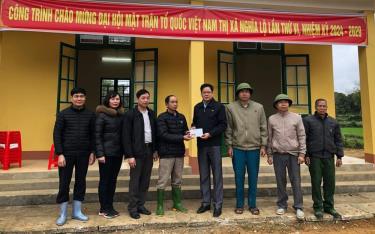 Đồng chí Lò Văn Vy - Trưởng ban Dân vận Thị ủy, Chủ tịch Ủy ban MTTQ thị xã Nghĩa Lộ trao hỗ trợ xây nhà văn hóa cho người dân thôn Nà Ban, xã Thạch Lương - công trình chào mừng Đại hội MTTQ thị xã, nhiệm kỳ 2024 - 2029.