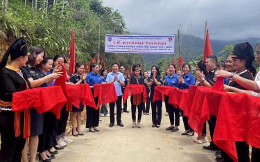 Các đại biểu cắt băng khánh thành công trình đường Làng Bang, xã Đại Sơn.