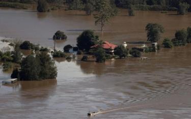 Mưa kéo dài gây ngập lụt ở Australia năm 2021.