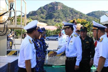 Chuẩn đô đốc Nguyễn Viết Khánh - Trưởng đoàn Đoàn công tác số 15 lên đường thăm, tặng quà cán bộ, chiến sĩ và nhân dân quần đảo Trường Sa từ ngày 3- 9/5/2024.