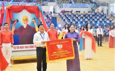 Thứ trưởng Nguyễn Thị Kim Chi trao cờ lưu niệm cho đơn vị đăng cai Hội khỏe Phù Đổng khu vực I.