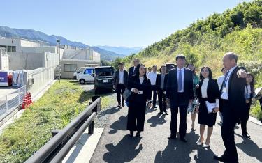 Chủ tịch UBND tỉnh Trần Huy Tuấn cùng đoàn công tác thăm Khu nghiên cứu công nghệ lưu trữ năng lượng Komekurayama, tỉnh Yamanashi, Nhật Bản.