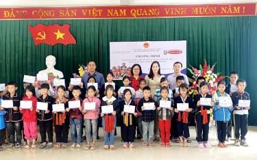 Lãnh đạo Quỹ Bảo trợ trẻ em Việt Nam và lãnh đạo Sở Lao động - Thương binh và Xã hội tỉnh trao các suất học bổng cho học sinh Trường Phổ thông dân tộc bán trú Tiểu học Nậm Mười.
