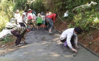 Nhân dân xã Trạm Tấu, huyện Trạm Tấu bê tông hóa đường nông thôn